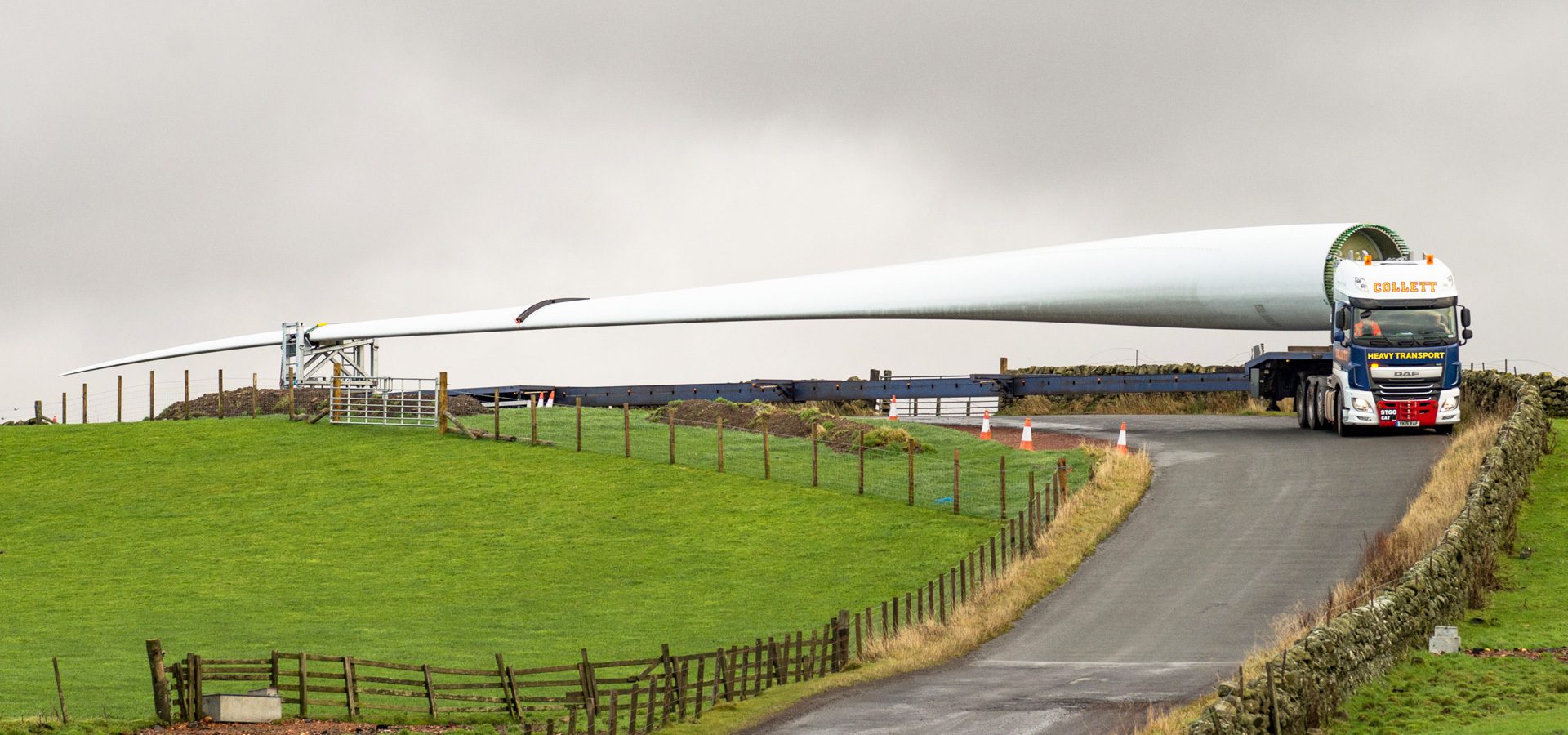 Collett Transport delivering wind turbine blades to Muirhall Wind Farm